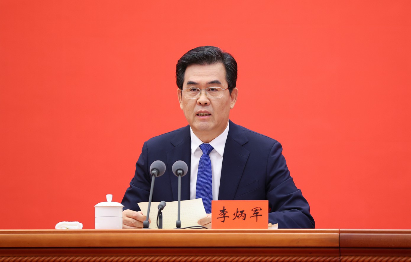 2.(审定)BK3A6272--1-----2022年8月3日,中共贵州省委“中国这十年·贵州”主题新闻发布会在贵阳举行。省委副书记、省长李炳军回答有关提问。贵州日报天眼新闻记者 杜朋城 摄影.jpg